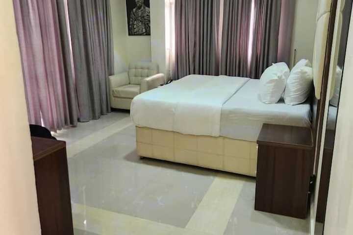 Room 8 of 34