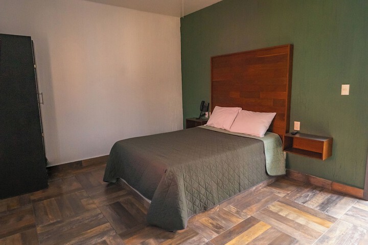 Room 6 of 11