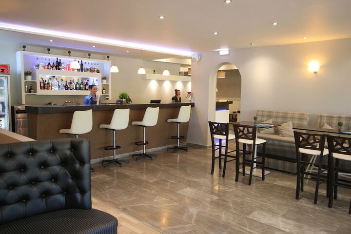 Lounge 42 of 51