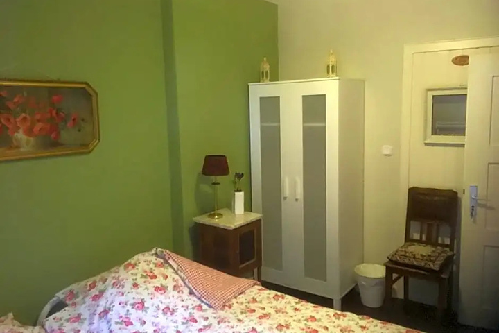 Room 5 of 18