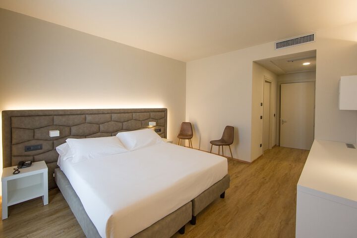Room 4 of 18
