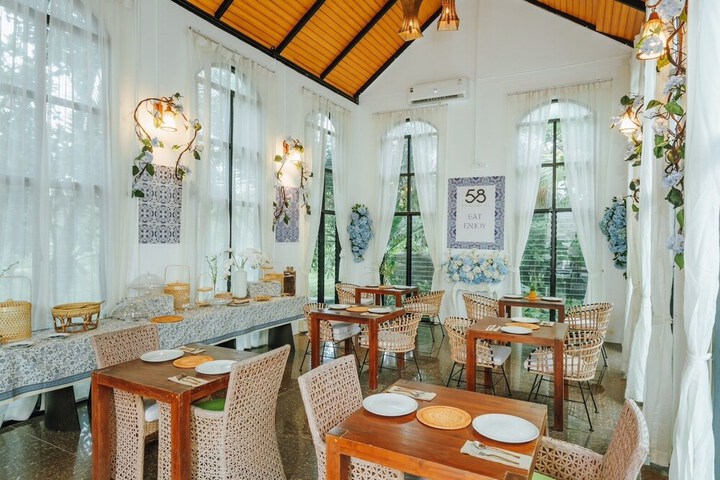 Dining 14 of 17