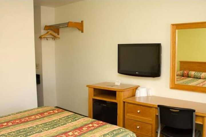 1 Queen Bed (1 of 5)