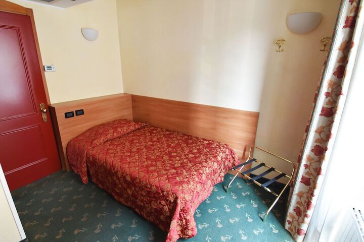 Room 6 of 42