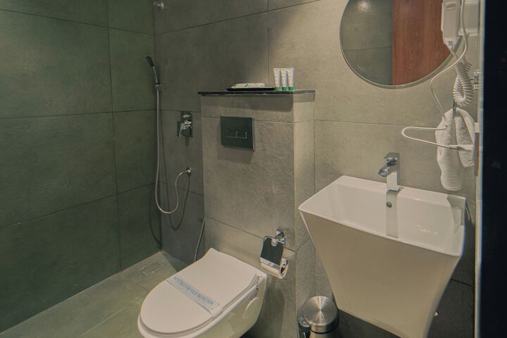 Room 8 of 9
