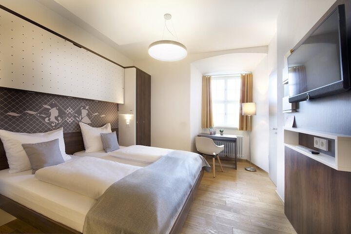 Room 15 of 38