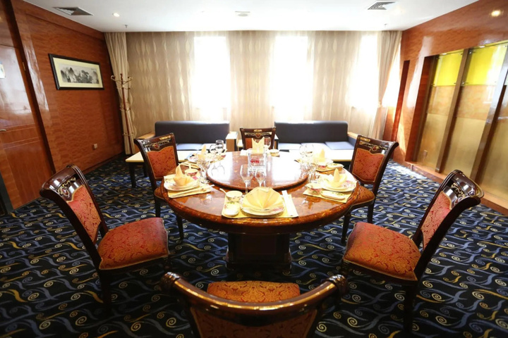 Dining 8 of 20
