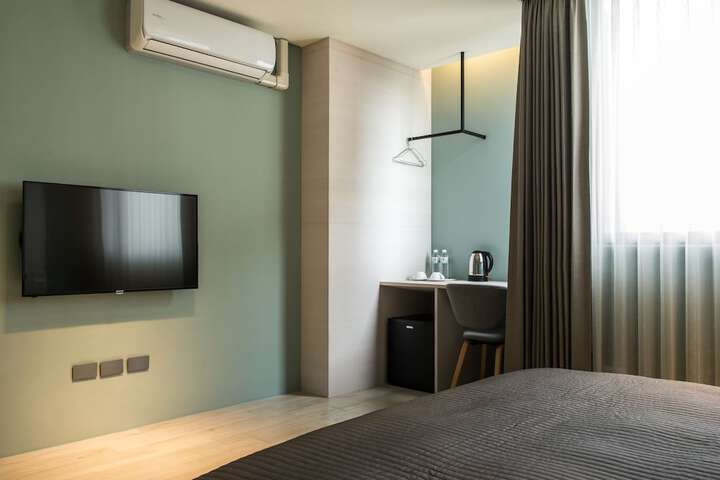 Room 32 of 100