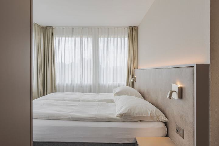 Room 6 of 18