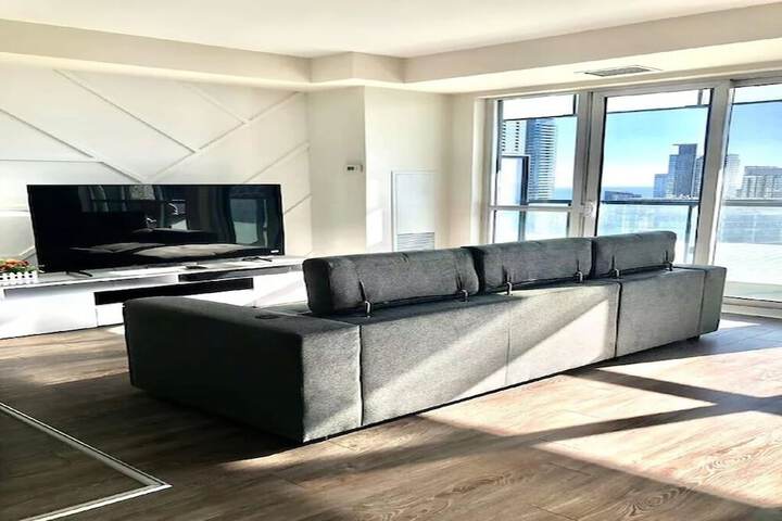 Room 2 of 6