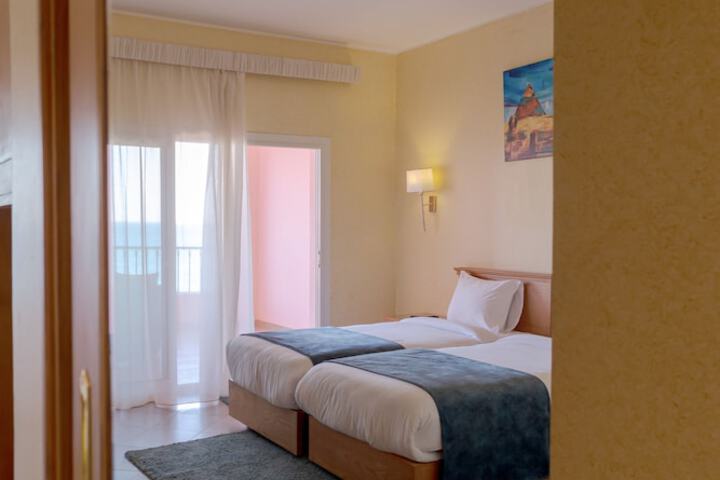 Room 10 of 33