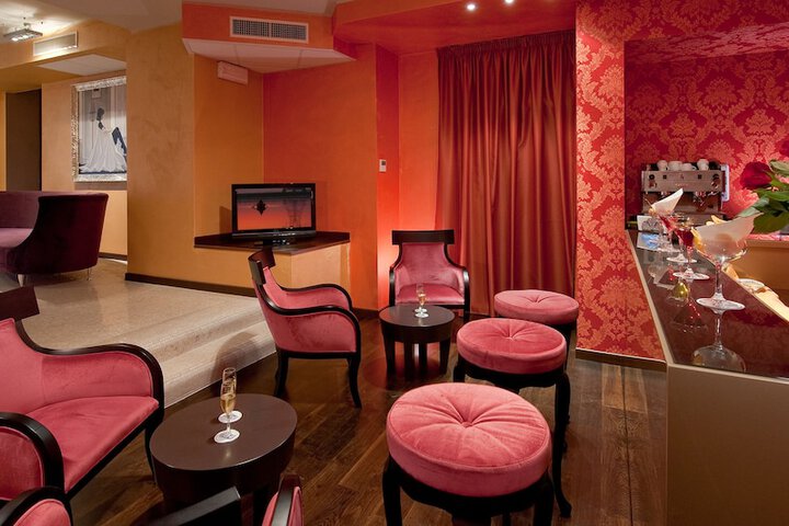 Lounge 66 of 77