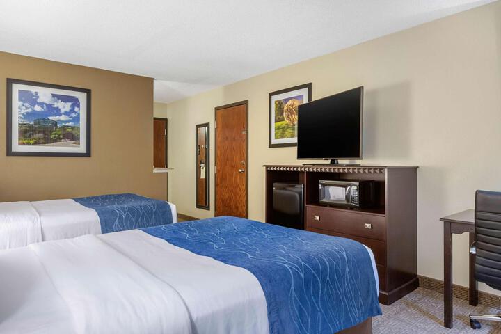 2 Double Beds (7 of 10)