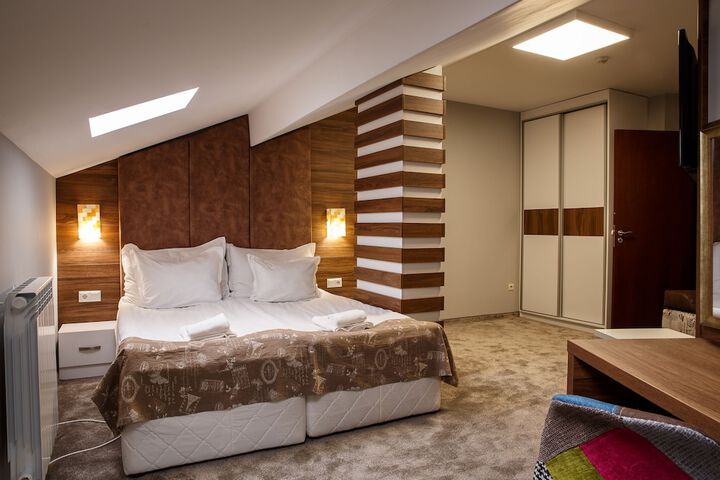 Room 25 of 132