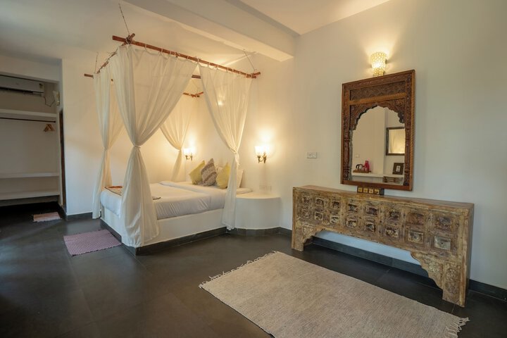 Room 4 of 33