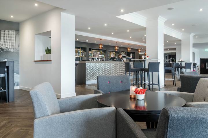 Lounge 106 of 149