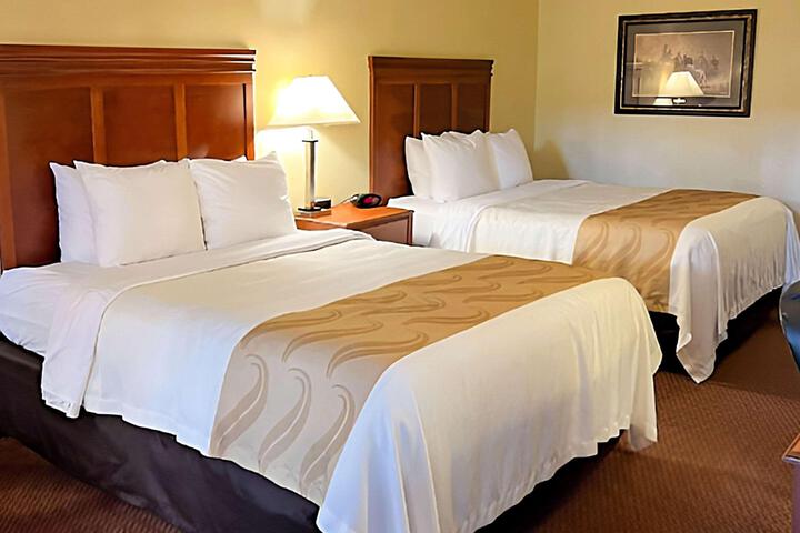 2 Double Beds (5 of 5)