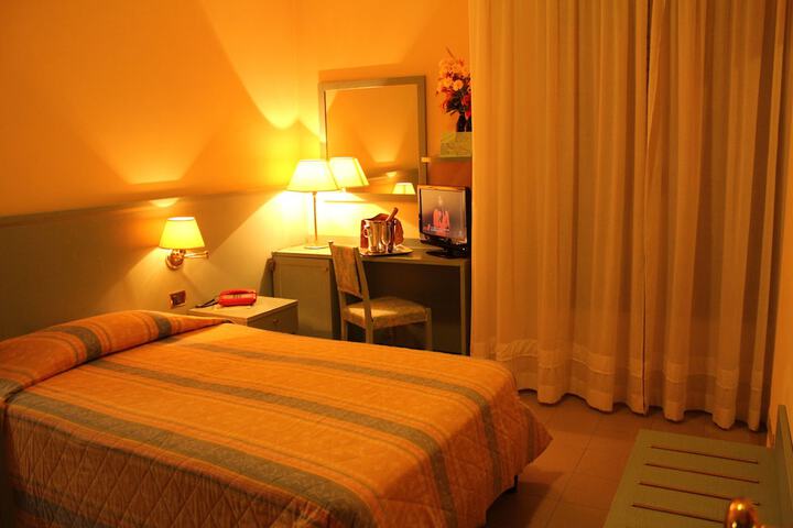 Room 5 of 16