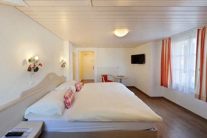 Room 6 of 37