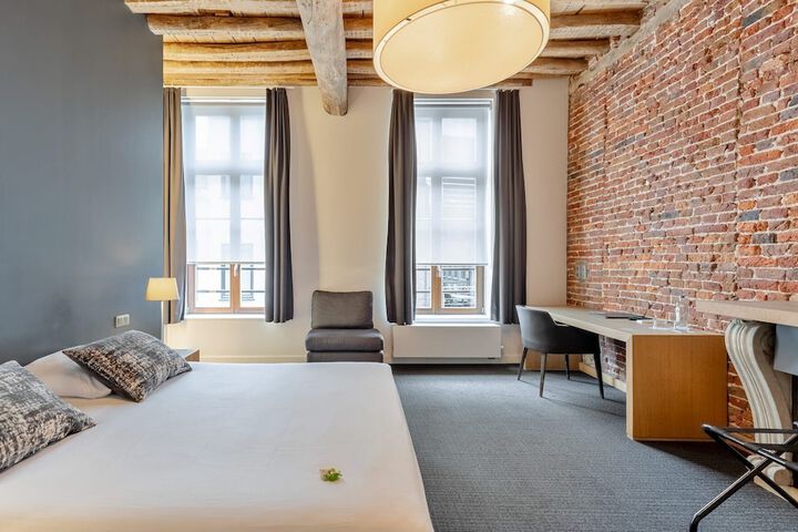Room 32 of 65