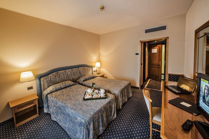 Room 10 of 22