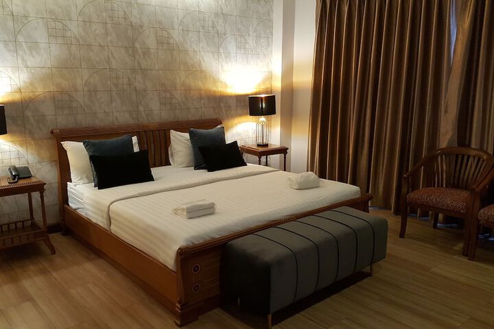 Room 28 of 83