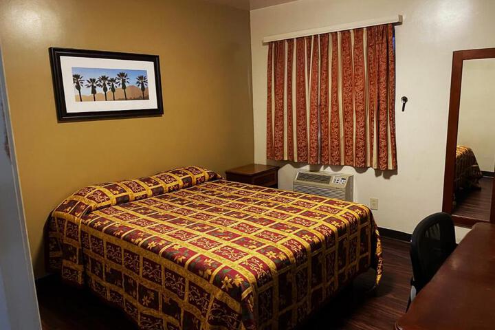 1 Queen Bed (6 of 7)