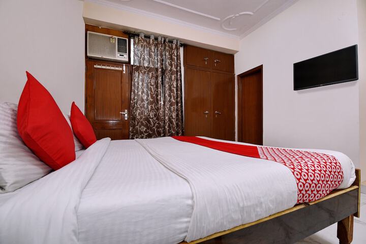Room 6 of 12