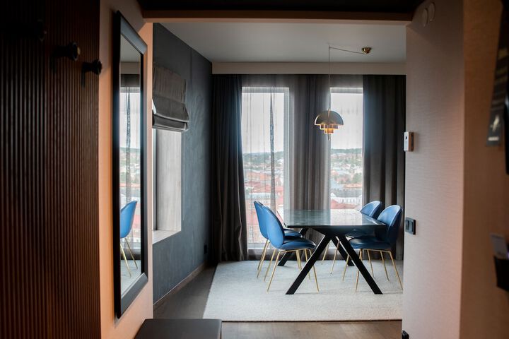 Room 6 of 106