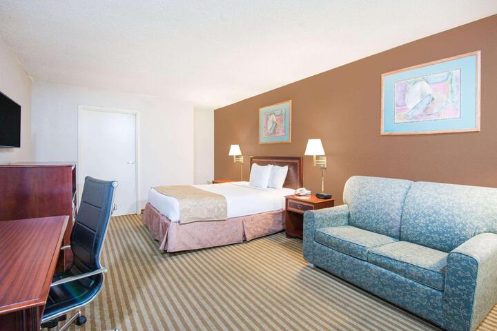 Deluxe King Bed (4 of 14)