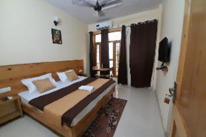 Room 2 of 31