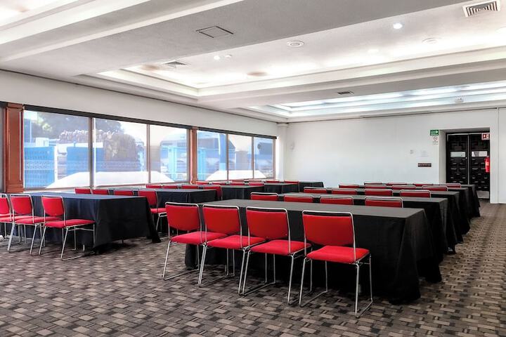Ballroom/Hall 186 of 215