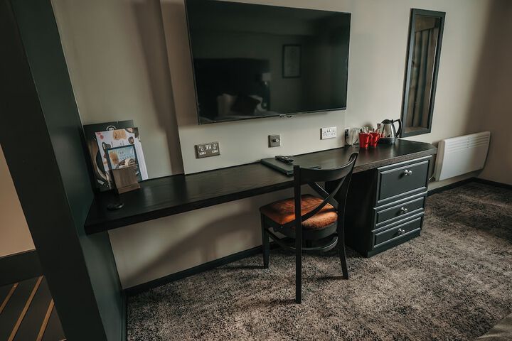 Room 4 of 61
