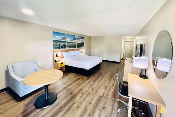 1 King Bed (6 of 8)