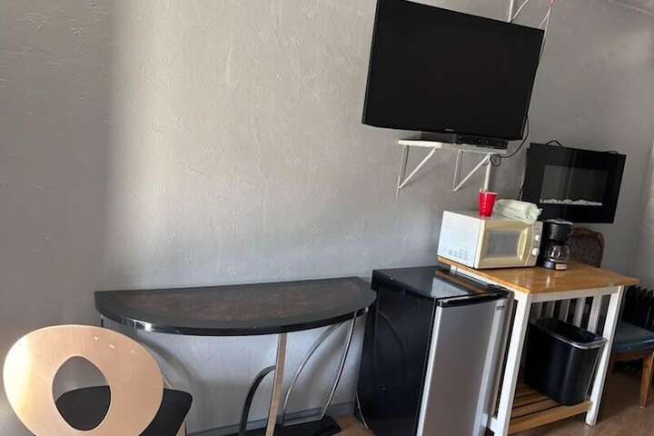 Room 5 of 8