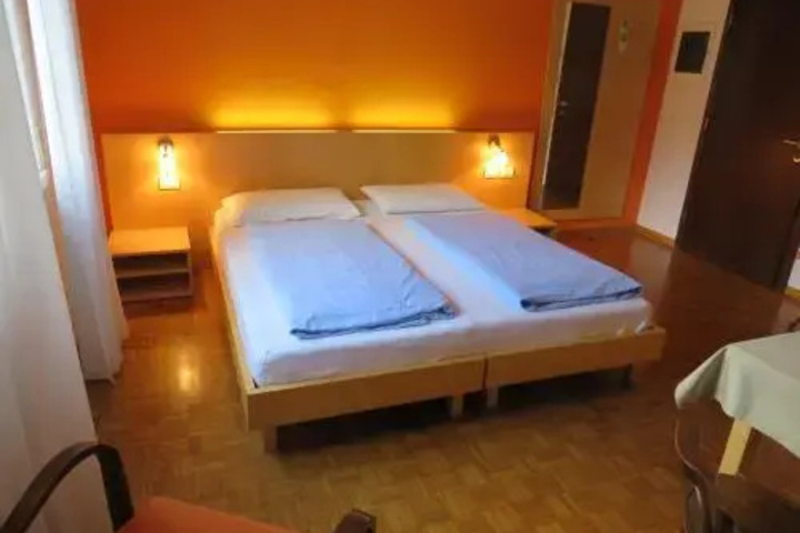 Room 4 of 13