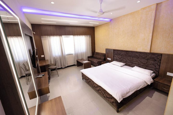 Room 7 of 9