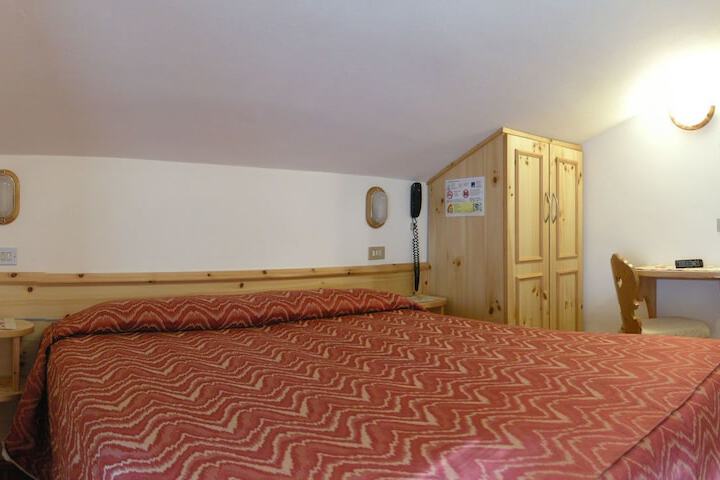 Room 27 of 63