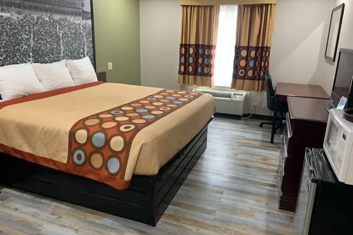 1 King Bed (5 of 12)
