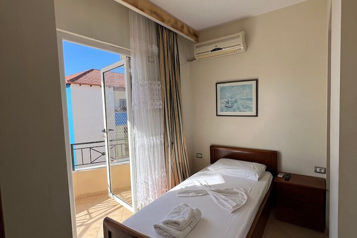 Room 4 of 33