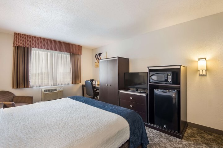 1 King Bed Microwave and Refrigerator 32 Inch LCD Television High Speed Internet Full Breakfast (7 of 8)