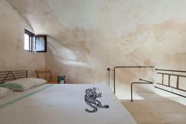 Room 10 of 27
