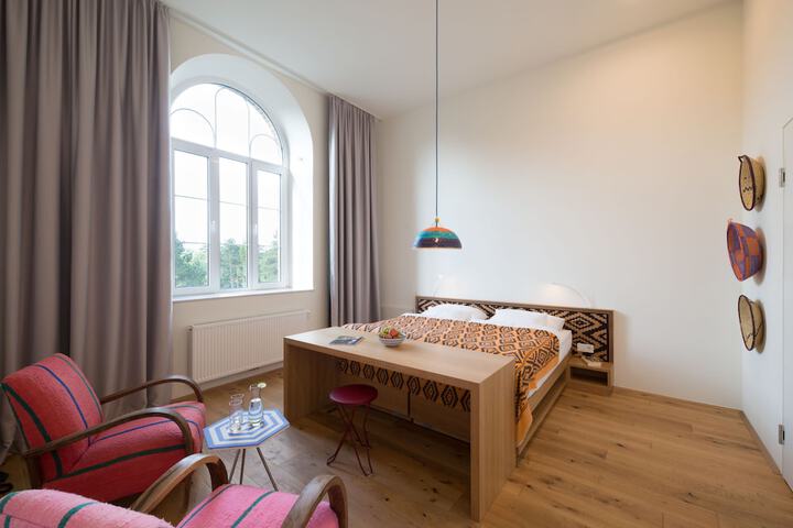 Room 9 of 37