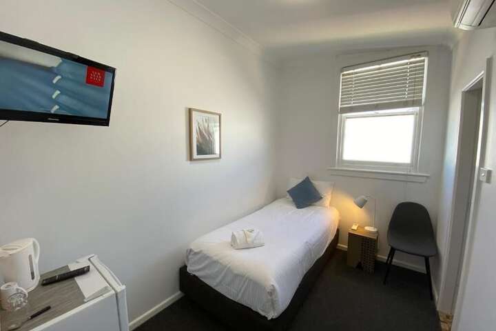 Room 4 of 16