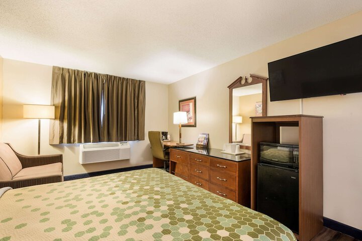 Deluxe King Bed (11 of 13)