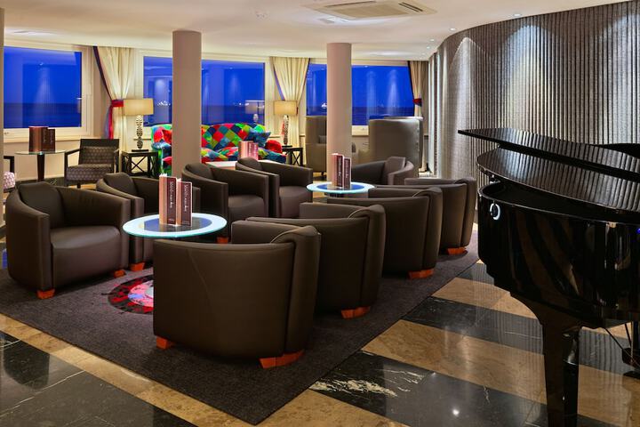 Lounge 98 of 113