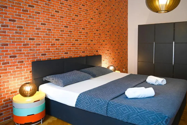 Room 5 of 12