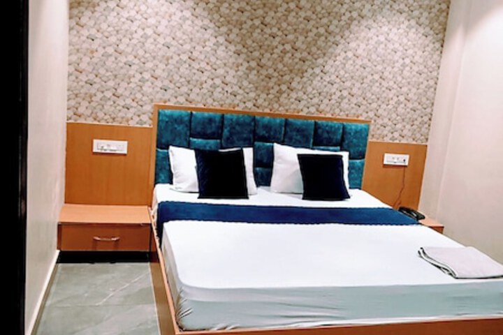 Room 8 of 10