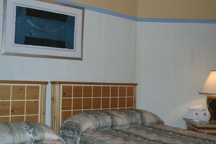 2 Double Beds Shared Bathroom (10 of 15)