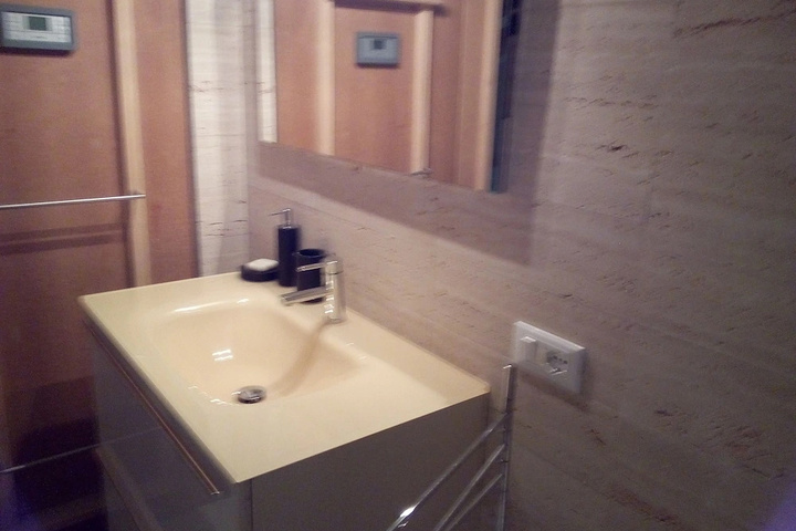 Room 6 of 12